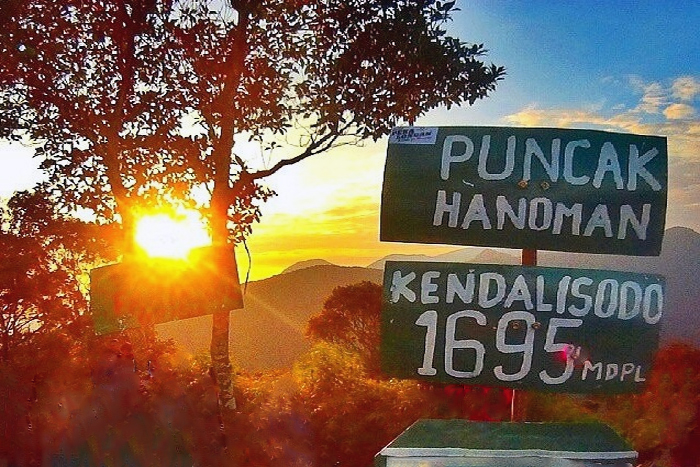 Matahari Pagi di Puncak Hanoman Gunung Kendalisodo