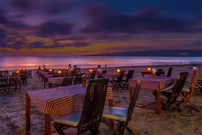 Dinner di Pantai Jimbaran Bali