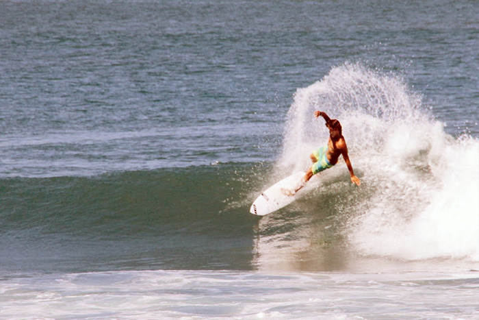 Surfing di Pantai Kuta