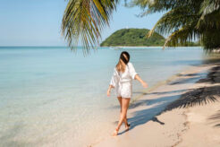 liburan santai di pantai tropis