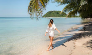 liburan santai di pantai tropis