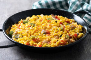 paella spanyol dengan aroma saffron