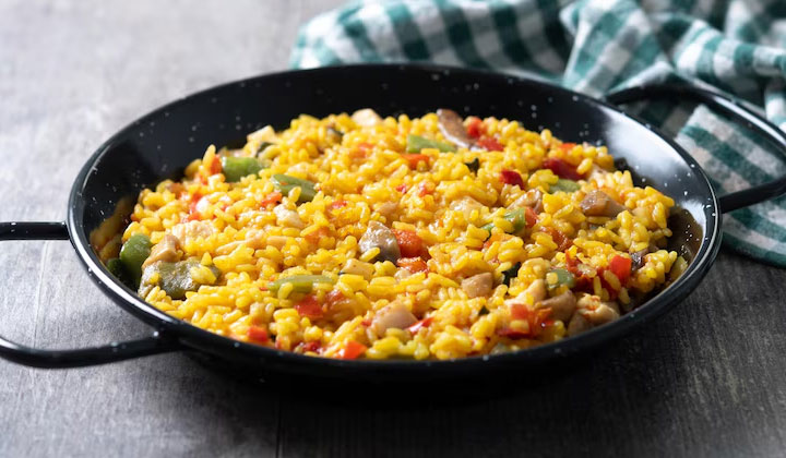 paella spanyol dengan aroma saffron