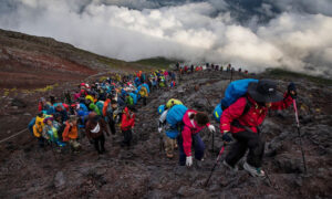 Mendaki Gunung Fuji Jepang